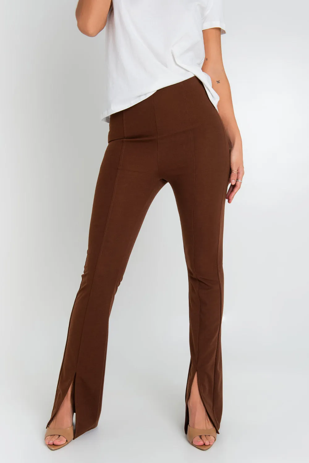 Legging ajustado flare raya con abertura